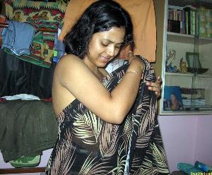 Abitha Aunty_82.jpg Cute Abitha Aunty Saree Candid Panties and Nudes